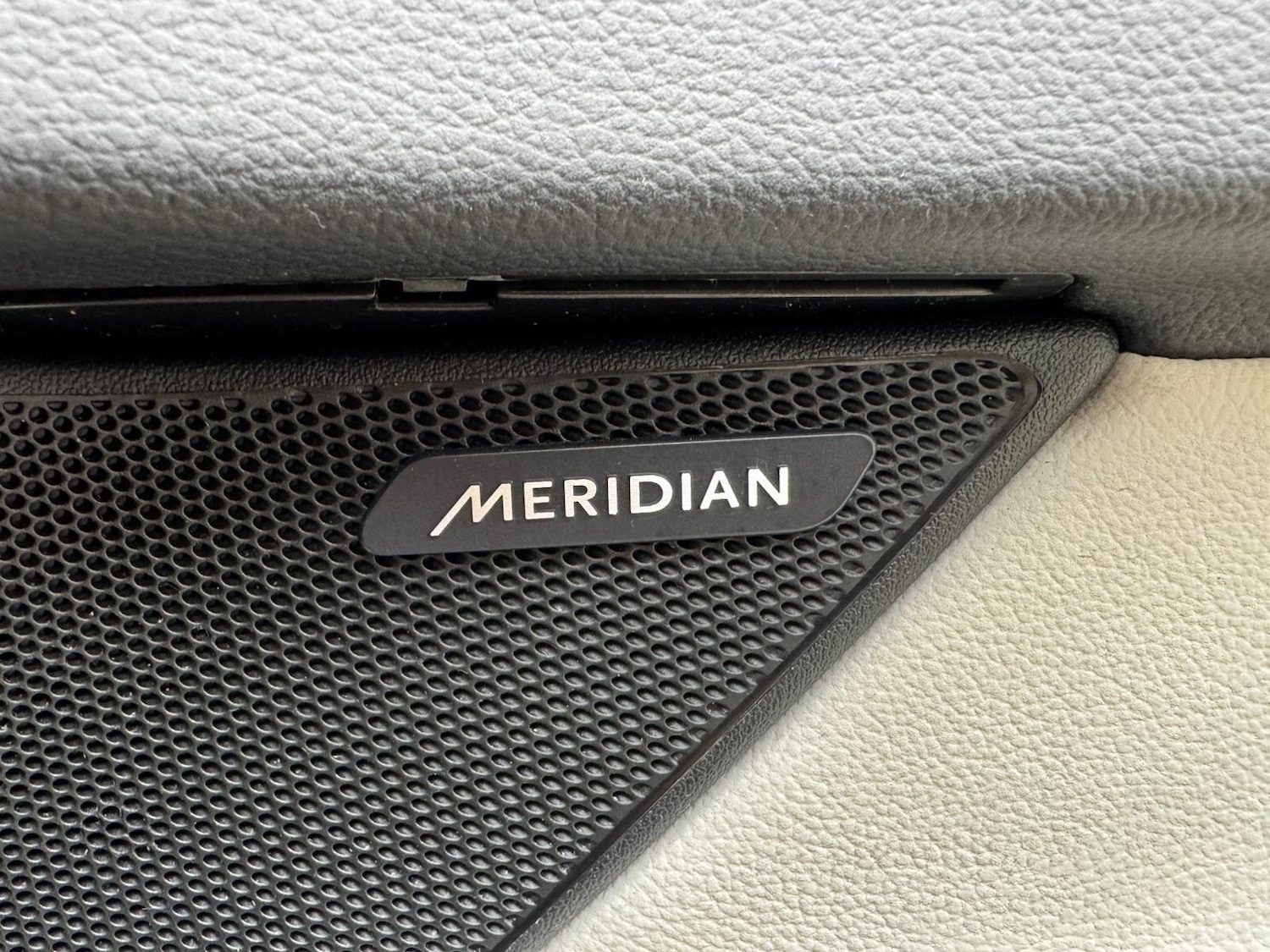 Used Jaguar XF 2018 for sale - 76226552: Photo 2