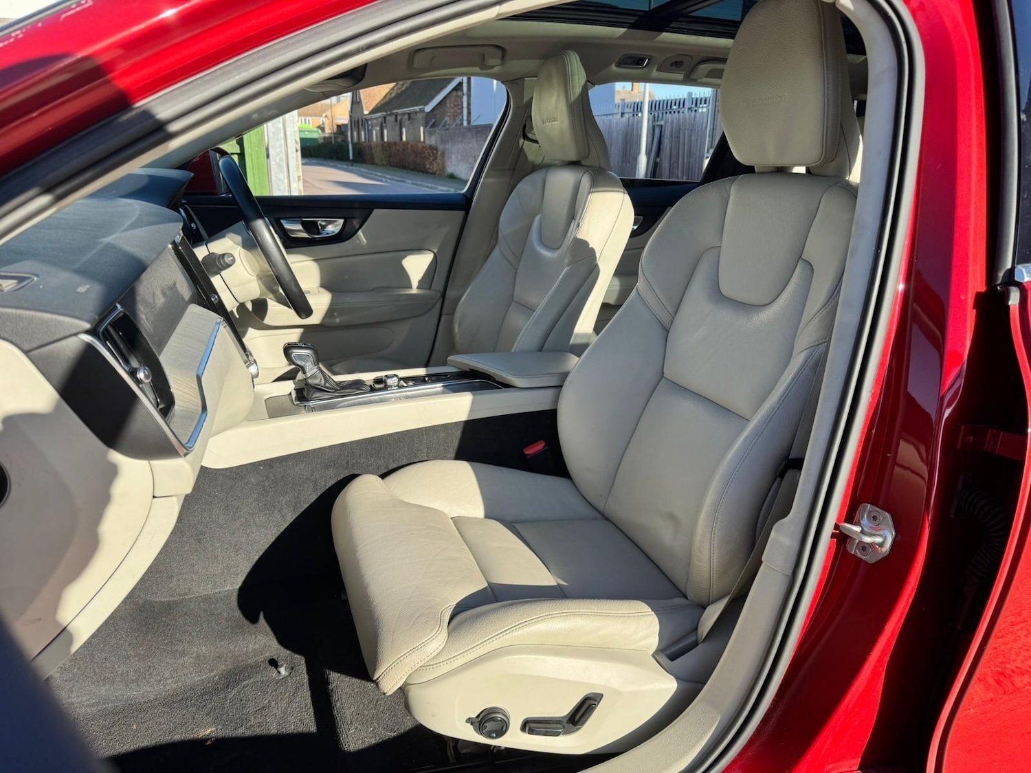 Used Volvo V60 2018 for sale - 76657097: Photo 24