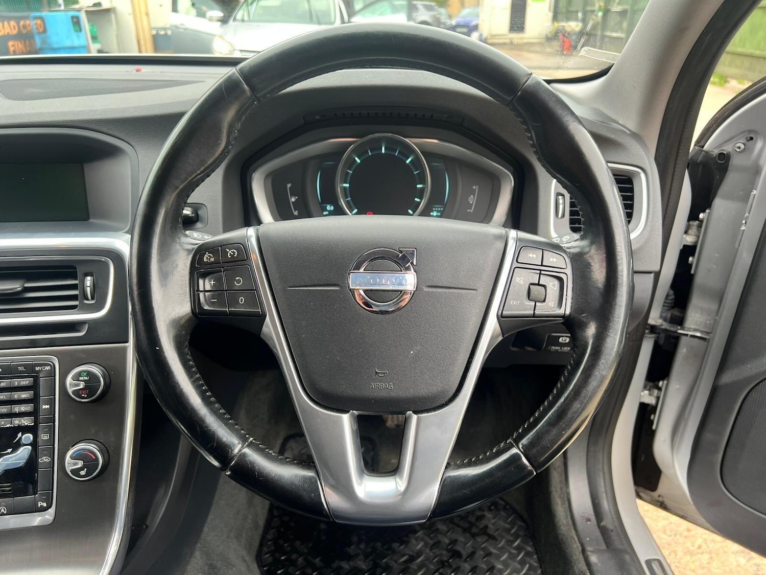 Used Volvo V60 2013 for sale - 76283708: Photo 2