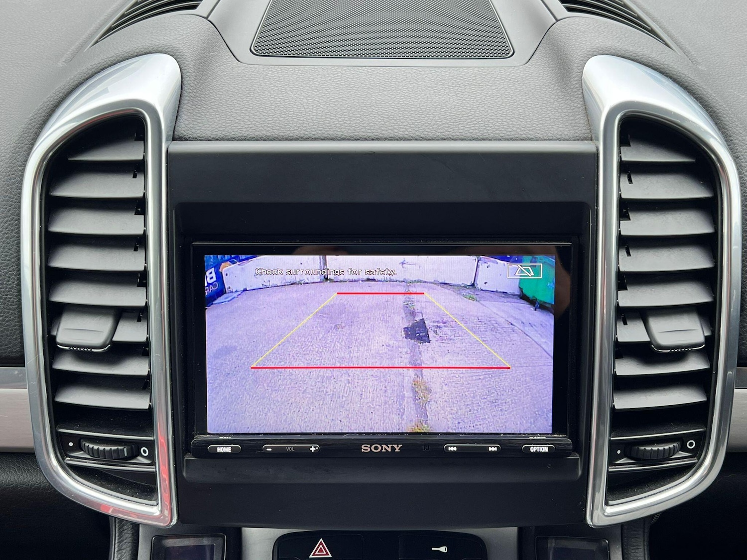 Used Porsche Cayenne 2011 for sale - 76993380: Photo 2