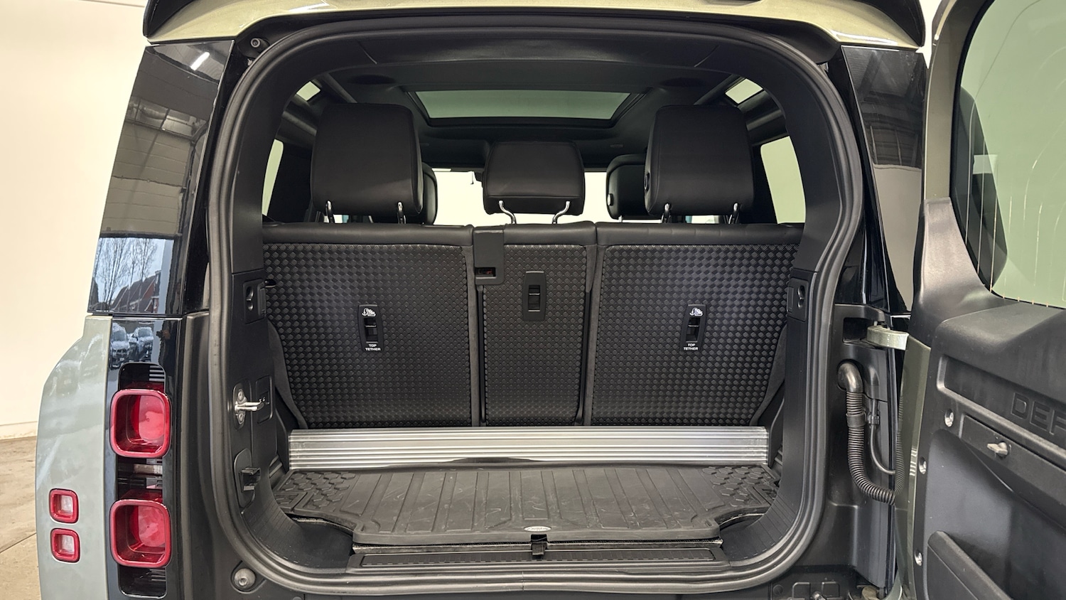 Used Land Rover Defender 2021 for sale - 77665514: Photo 4