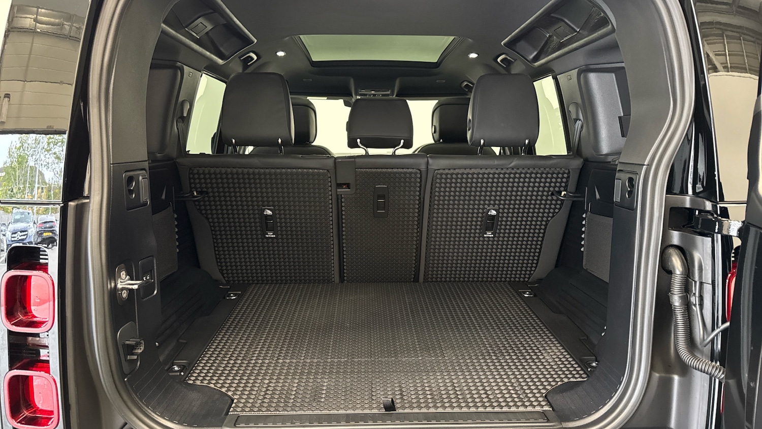 Used Land Rover Defender 2025 for sale - 76413255: Photo 4