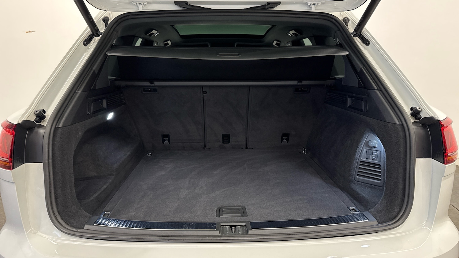 Used Volkswagen Touareg 2021 for sale - 76974191: Photo 4