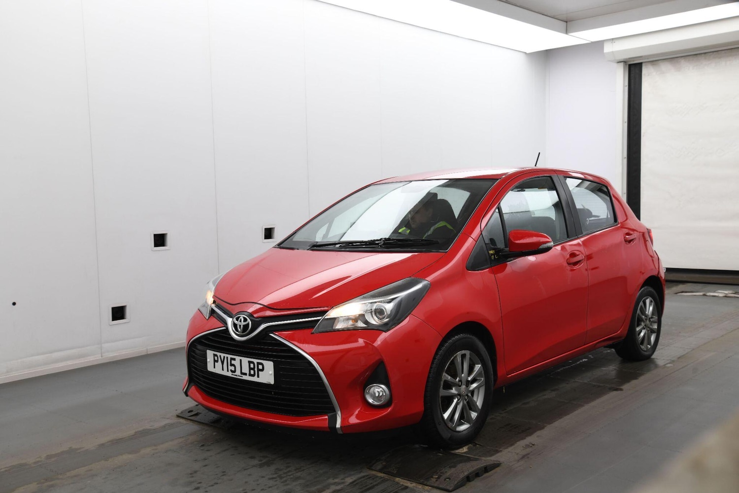 Used Toyota Yaris 2015 for sale - 77190968: Photo 2