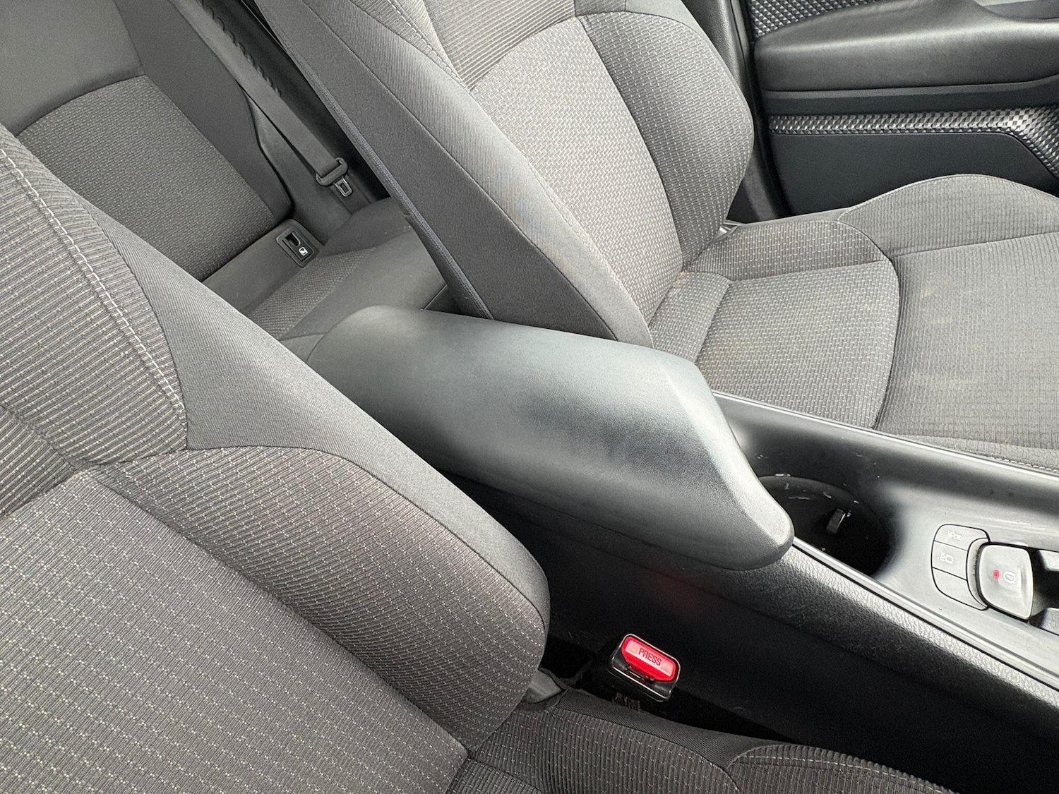 Used Toyota C-HR 2017 for sale - 77633902: Photo 31