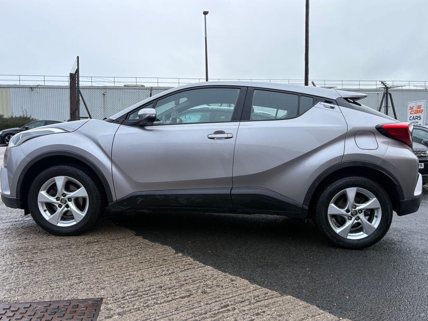 Used Toyota C-HR 2017 for sale - 77633902: Photo 4