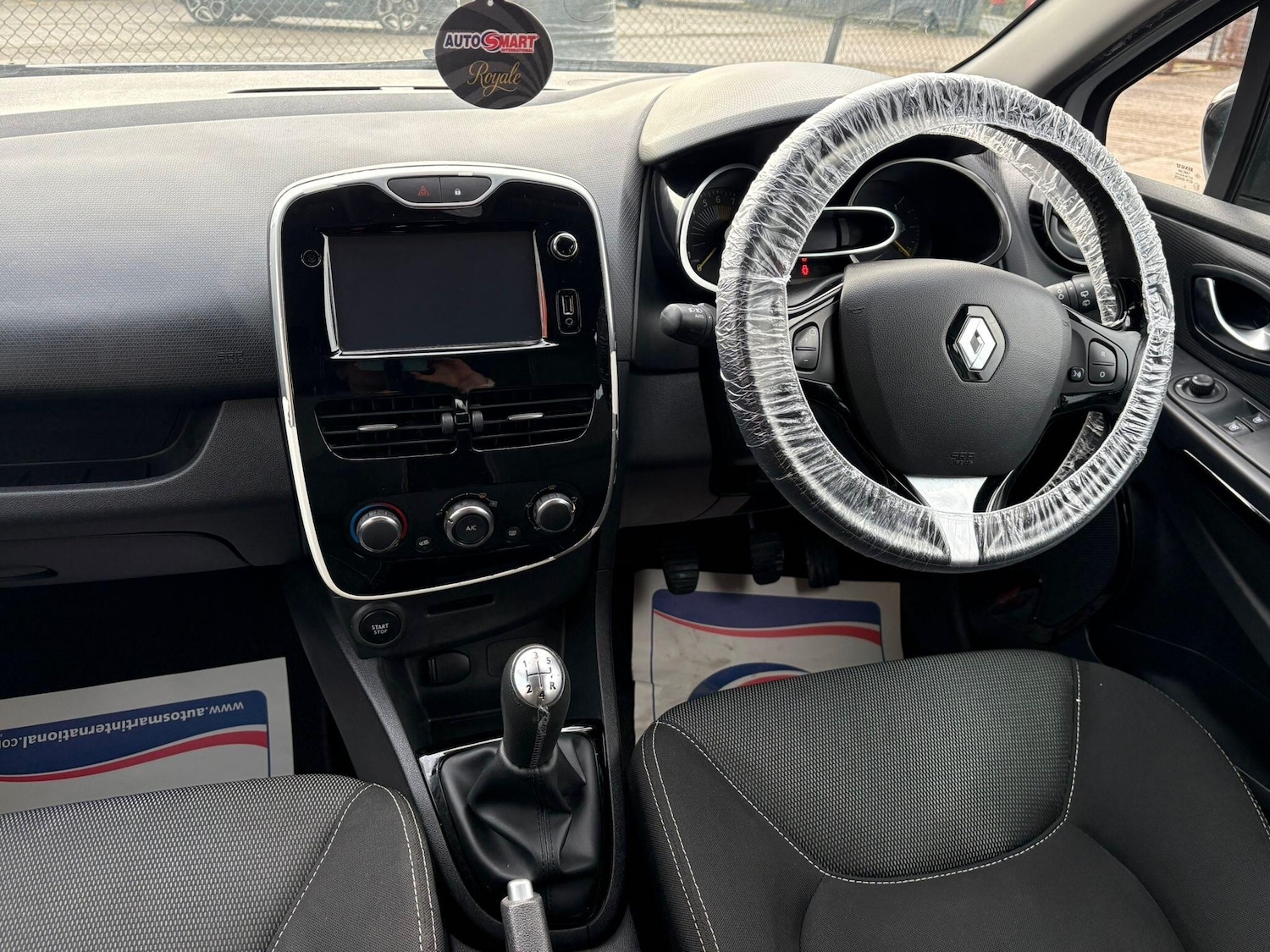 Used Renault Clio 2015 for sale - 76832186: Photo 2