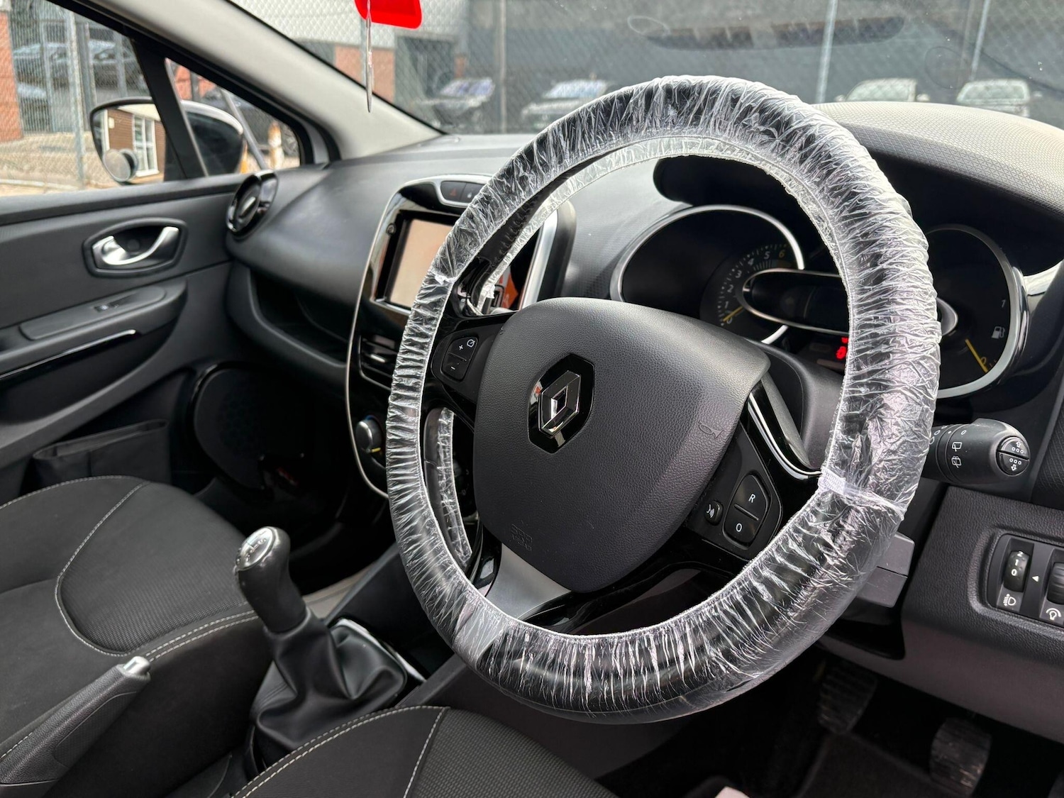 Used Renault Clio 2015 for sale - 76832186: Photo 30