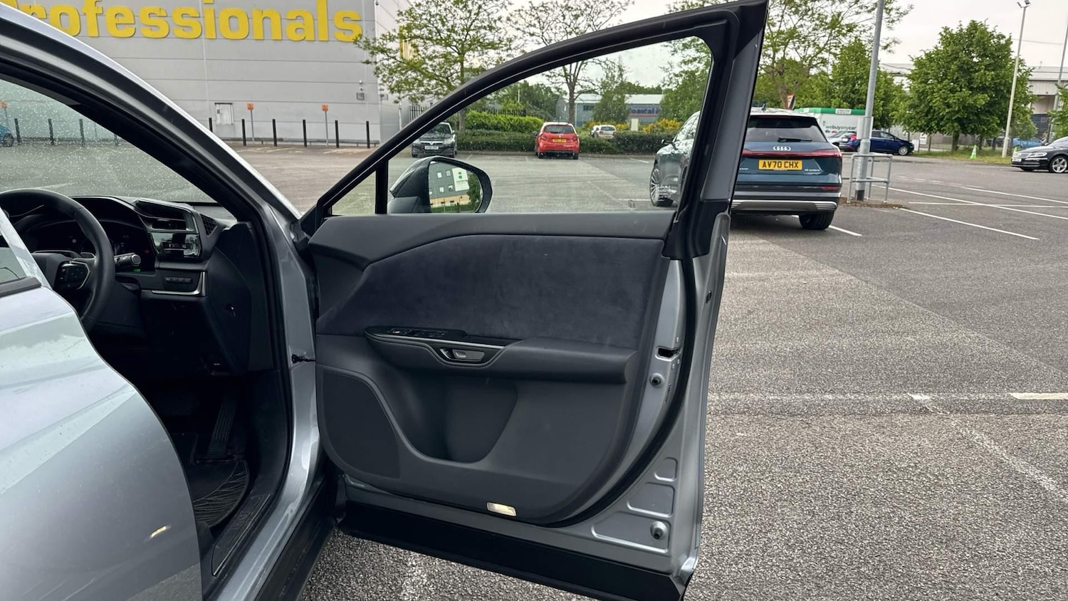 Used Lexus RZ 2023 for sale - 76866460: Photo 28