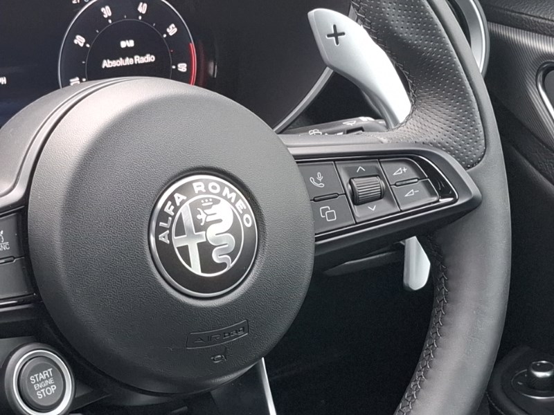 2025 Alfa Romeo Giulia 2.0 Turbo Veloce 4dr Auto Saloon Petrol Automatic - Picture 10 of 19