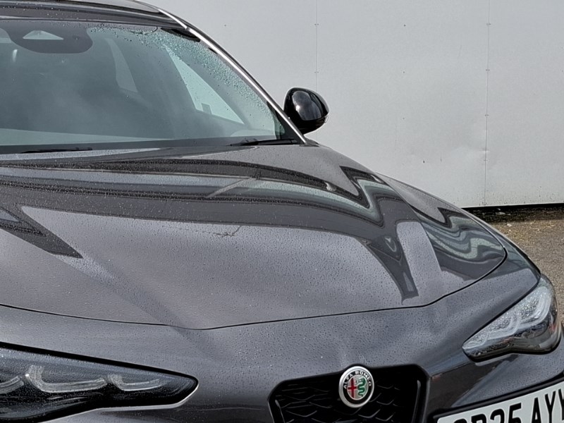 2025 Alfa Romeo Giulia 2.0 Turbo Veloce 4dr Auto Saloon Petrol Automatic - Picture 13 of 19