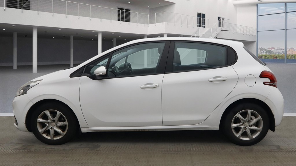 Used Peugeot 208 2015 for sale - 76418348: Photo 6