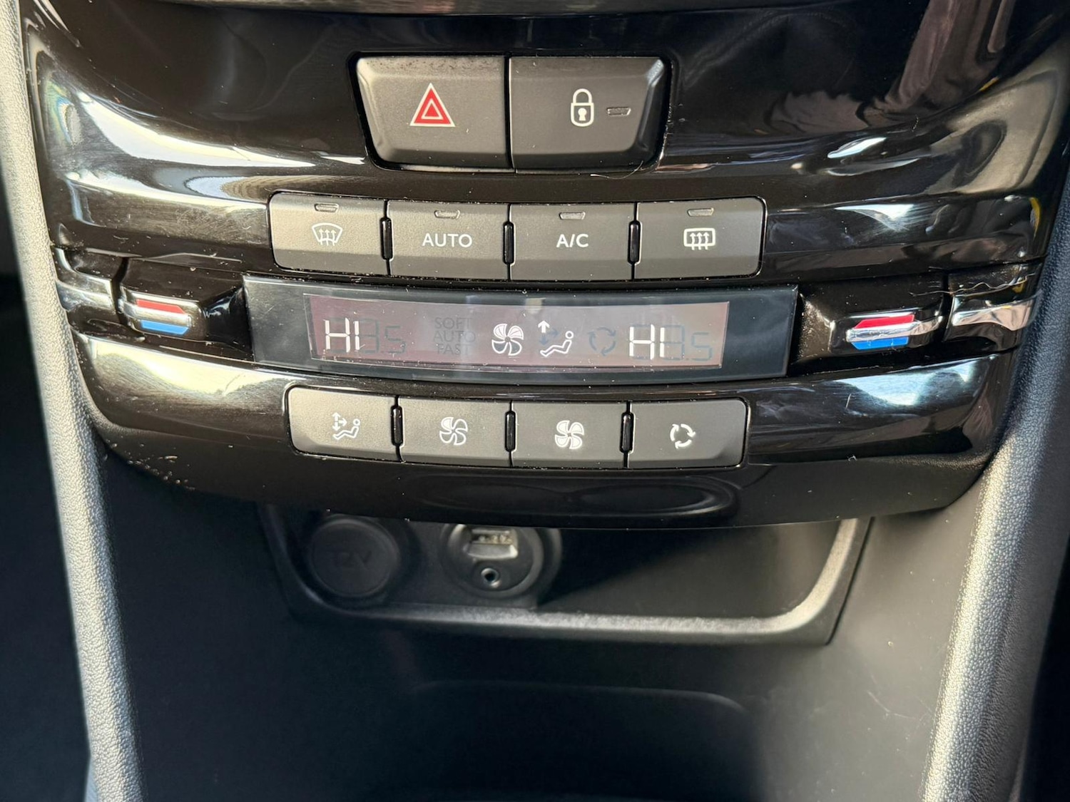 Used Peugeot 2008 2014 for sale - 76780637: Photo 11