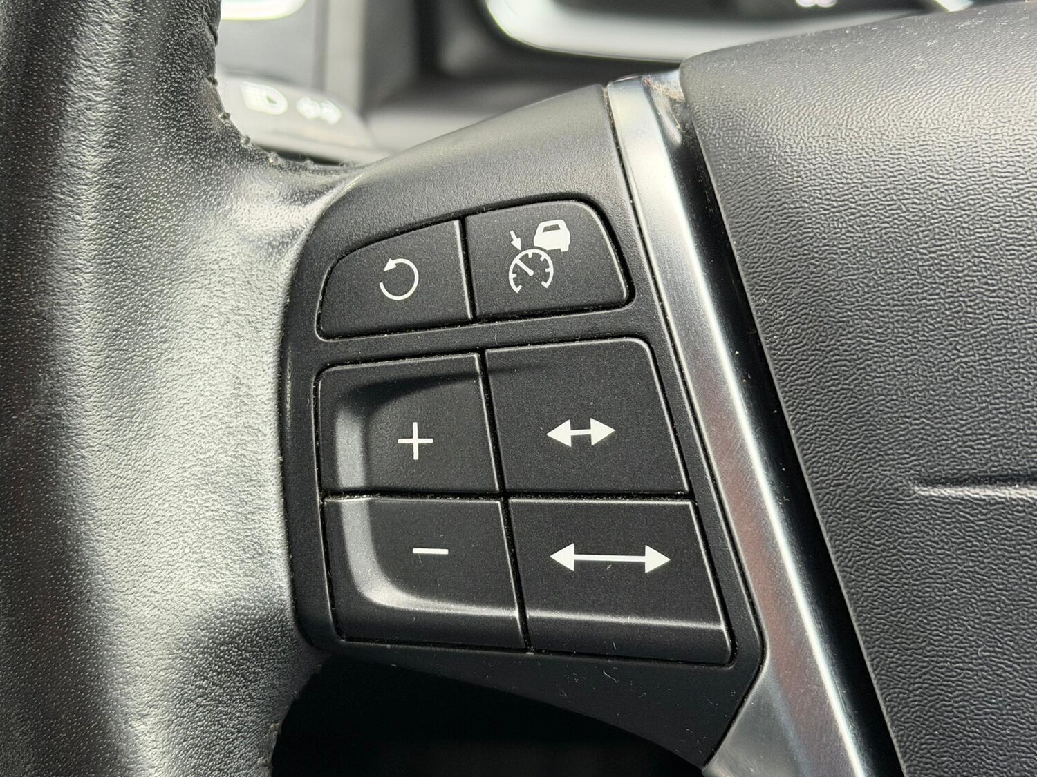 Used Volvo XC60 2017 for sale - 76647509: Photo 11