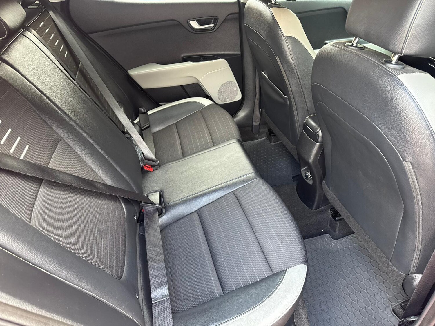 Used Kia Stonic 2017 for sale - 76647622: Photo 10