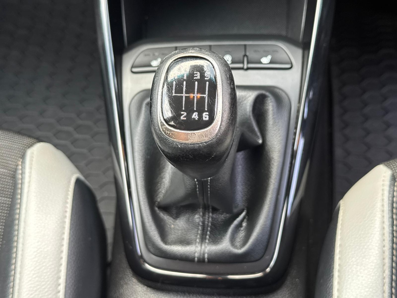 Used Kia Stonic 2017 for sale - 76647622: Photo 5