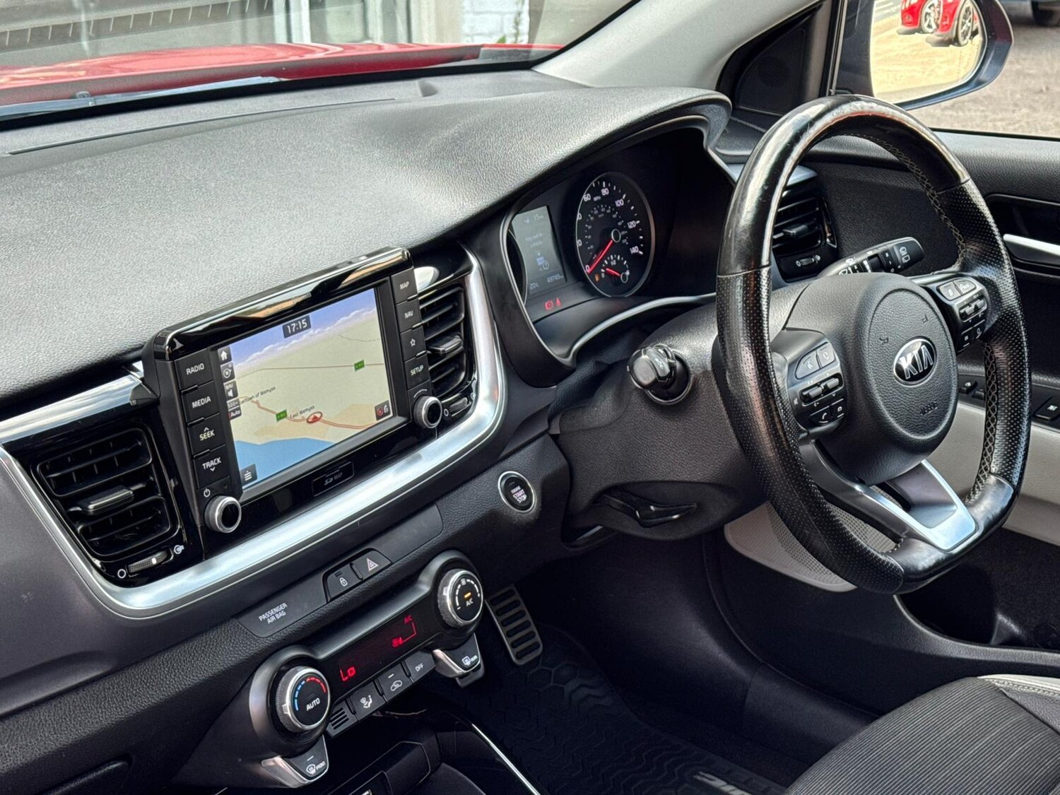 Used Kia Stonic 2017 for sale - 76647622: Photo 6