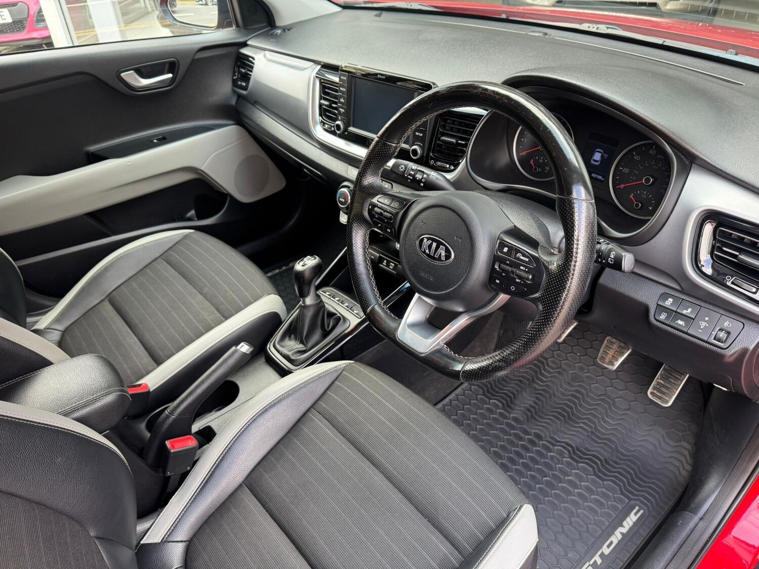 Used Kia Stonic 2017 for sale - 76647622: Photo 8