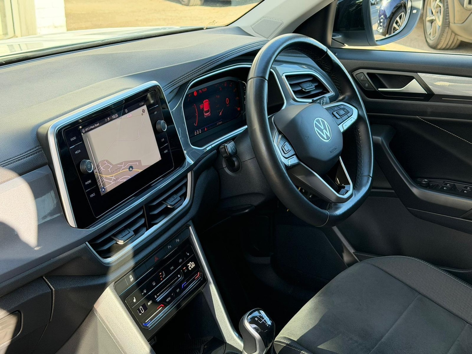 Used Volkswagen T-Roc 2023 for sale - 76645000: Photo 5