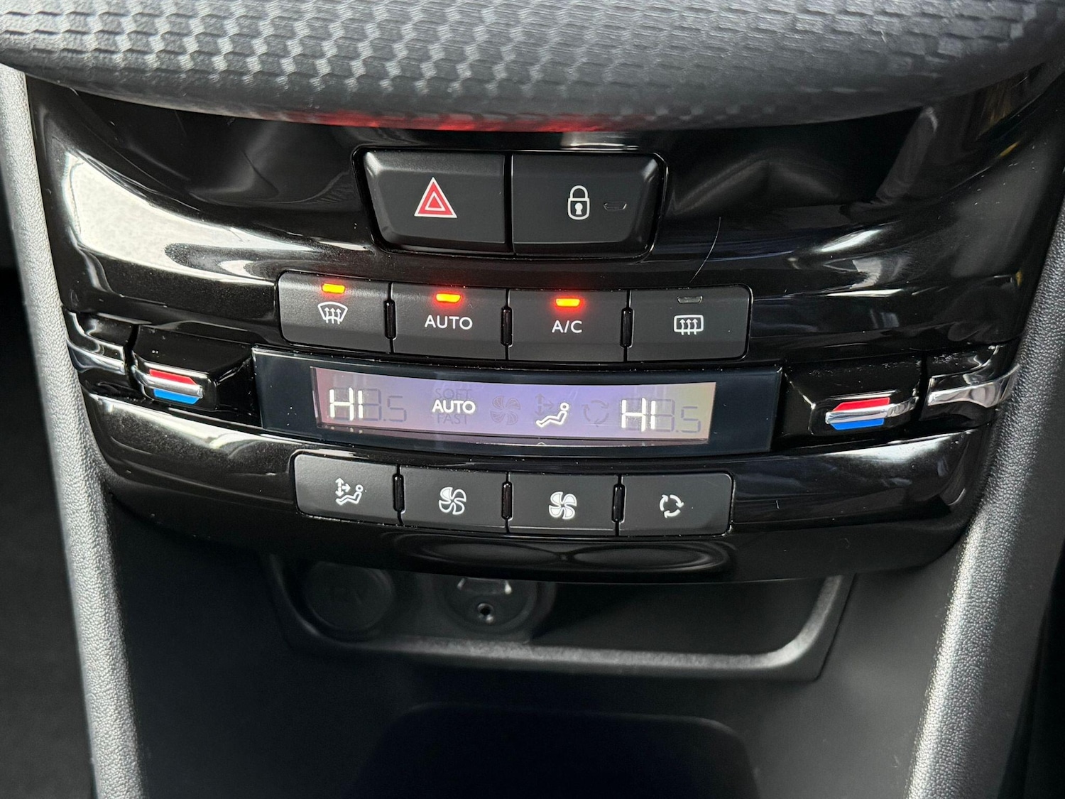 Used Peugeot 2008 2015 for sale - 77625007: Photo 14