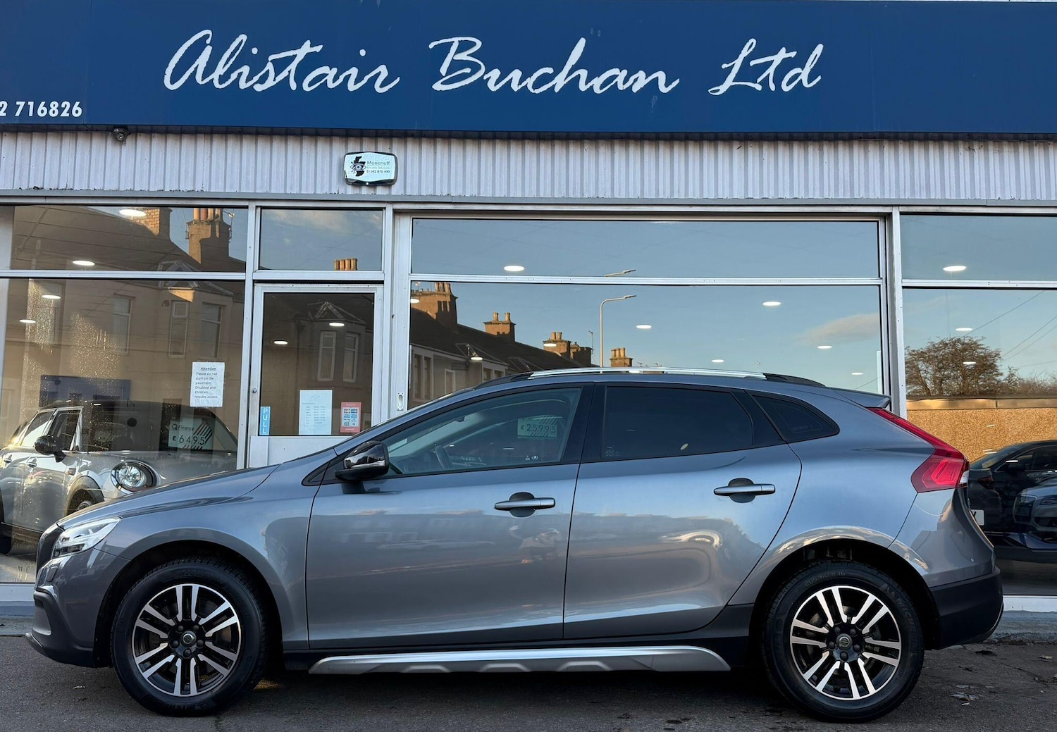 Used Volvo V40 2017 for sale - 76644604: Photo 2