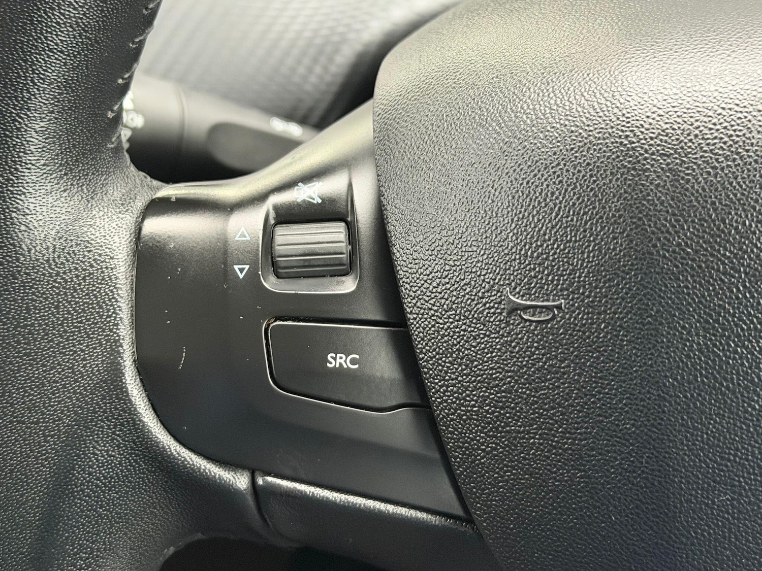 Used Peugeot 2008 2015 for sale - 76801859: Photo 12