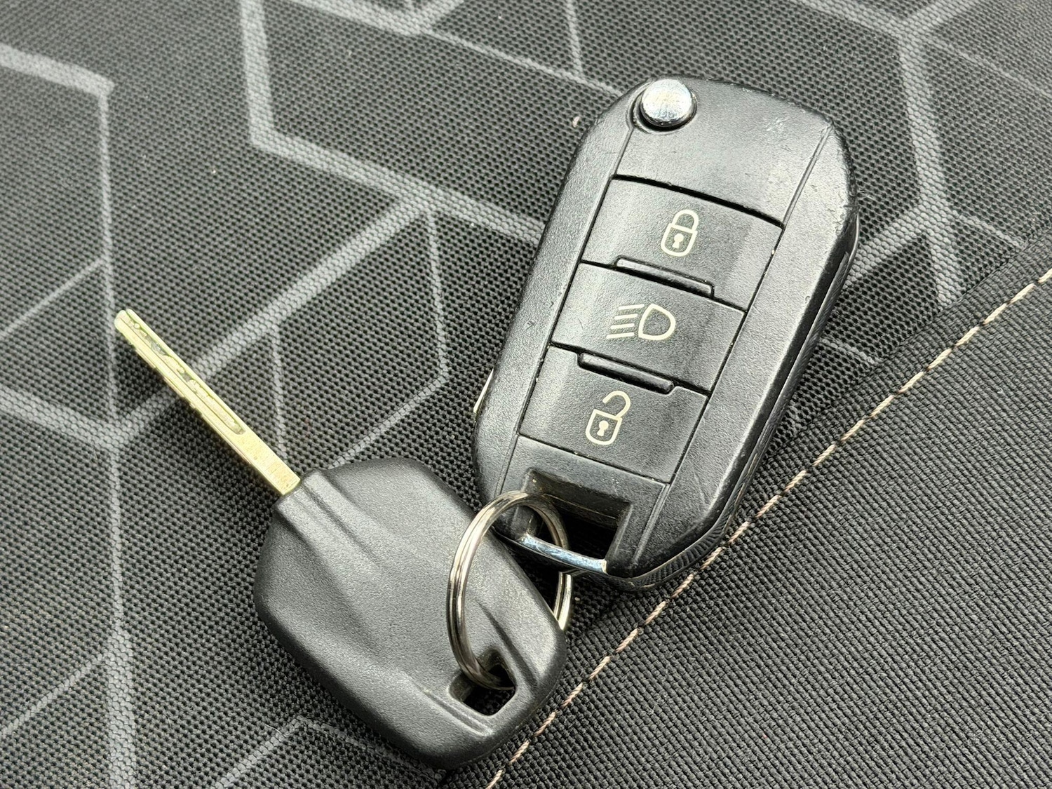 Used Peugeot 2008 2015 for sale - 76801859: Photo 15