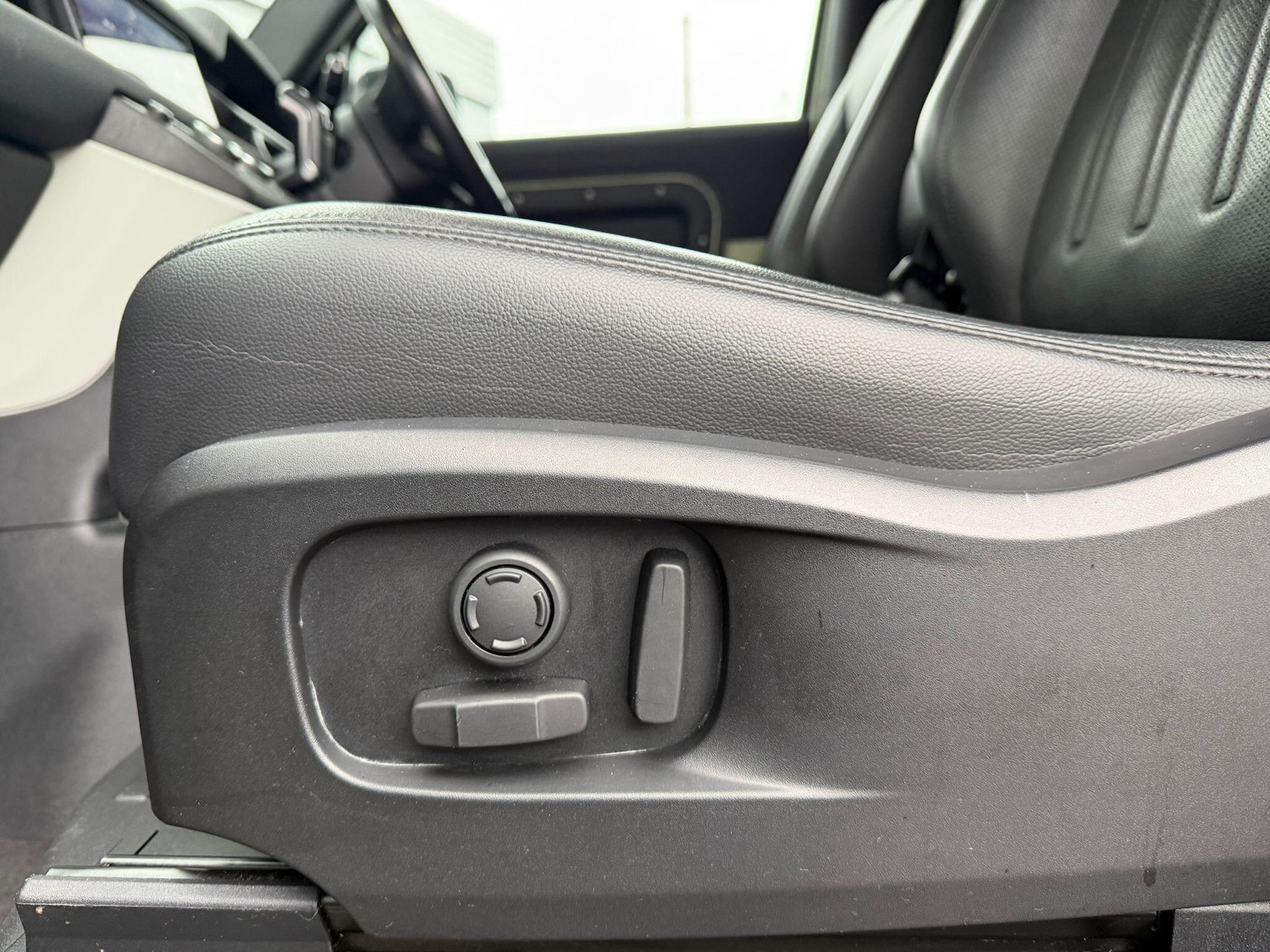 Used Land Rover Defender 2021 for sale - 77426175: Photo 11