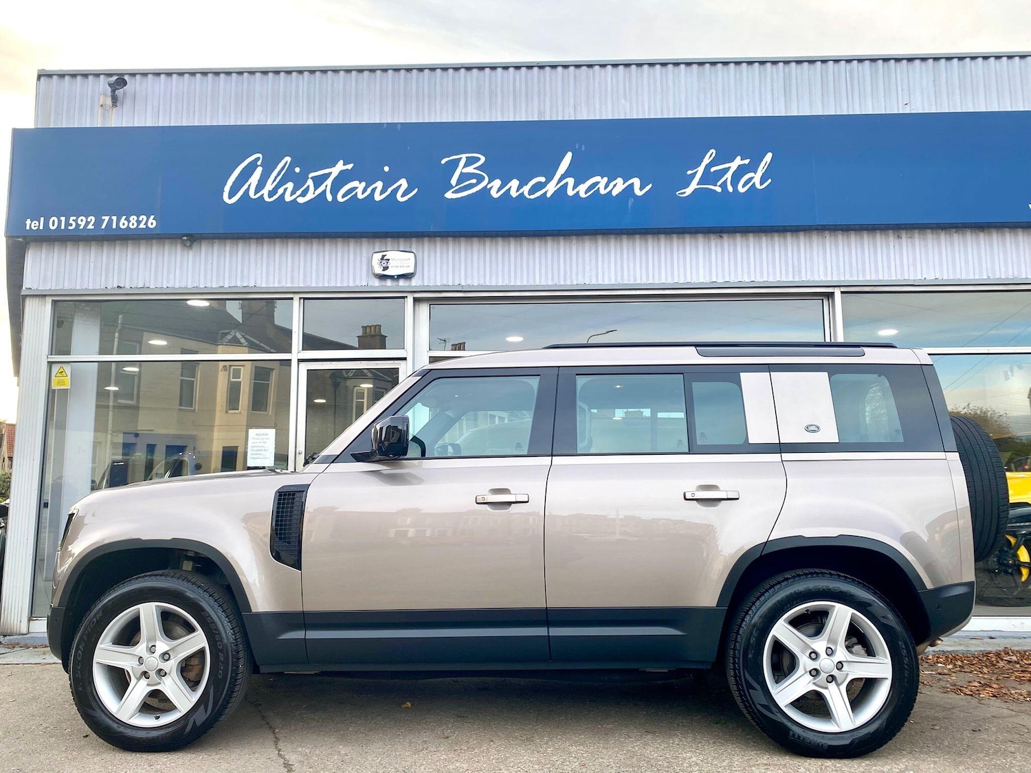 Used Land Rover Defender 2023 for sale - 76647612: Photo 2