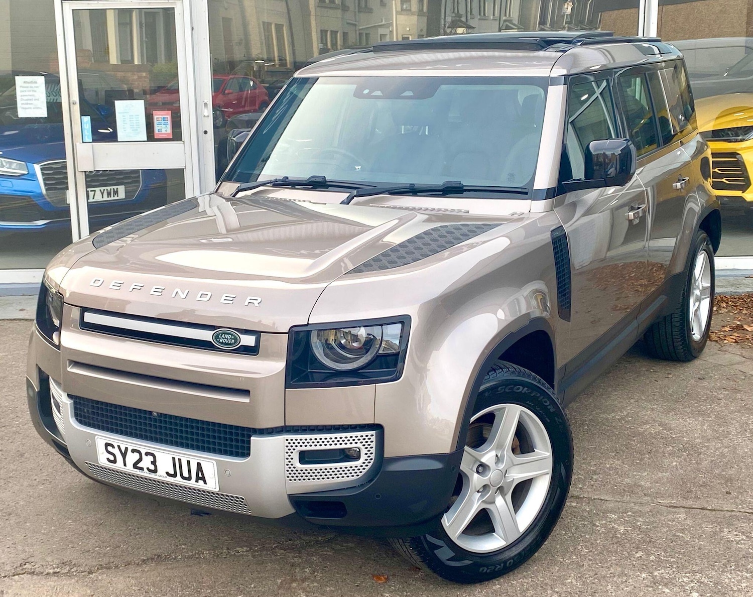 Used Land Rover Defender 2023 for sale - 76647612: Photo 4