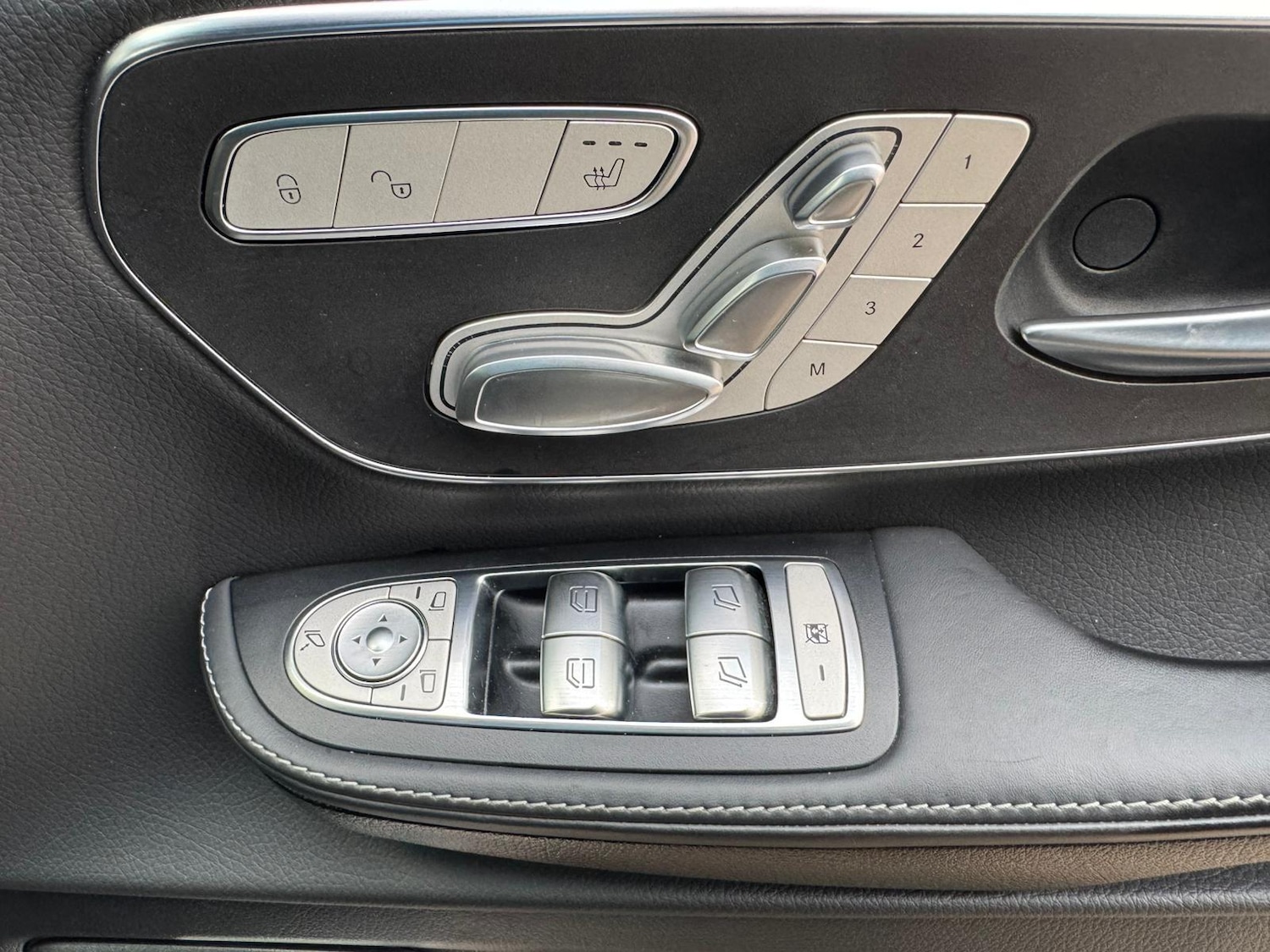 Used Mercedes-Benz V-Class 2023 for sale - 76647575: Photo 16