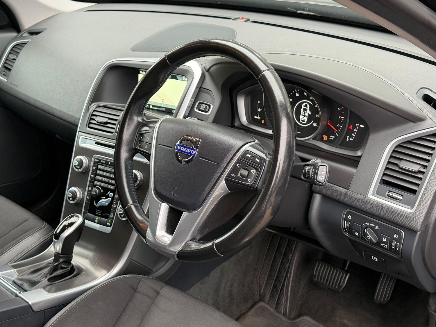 Used Volvo XC60 2015 for sale - 76647510: Photo 4