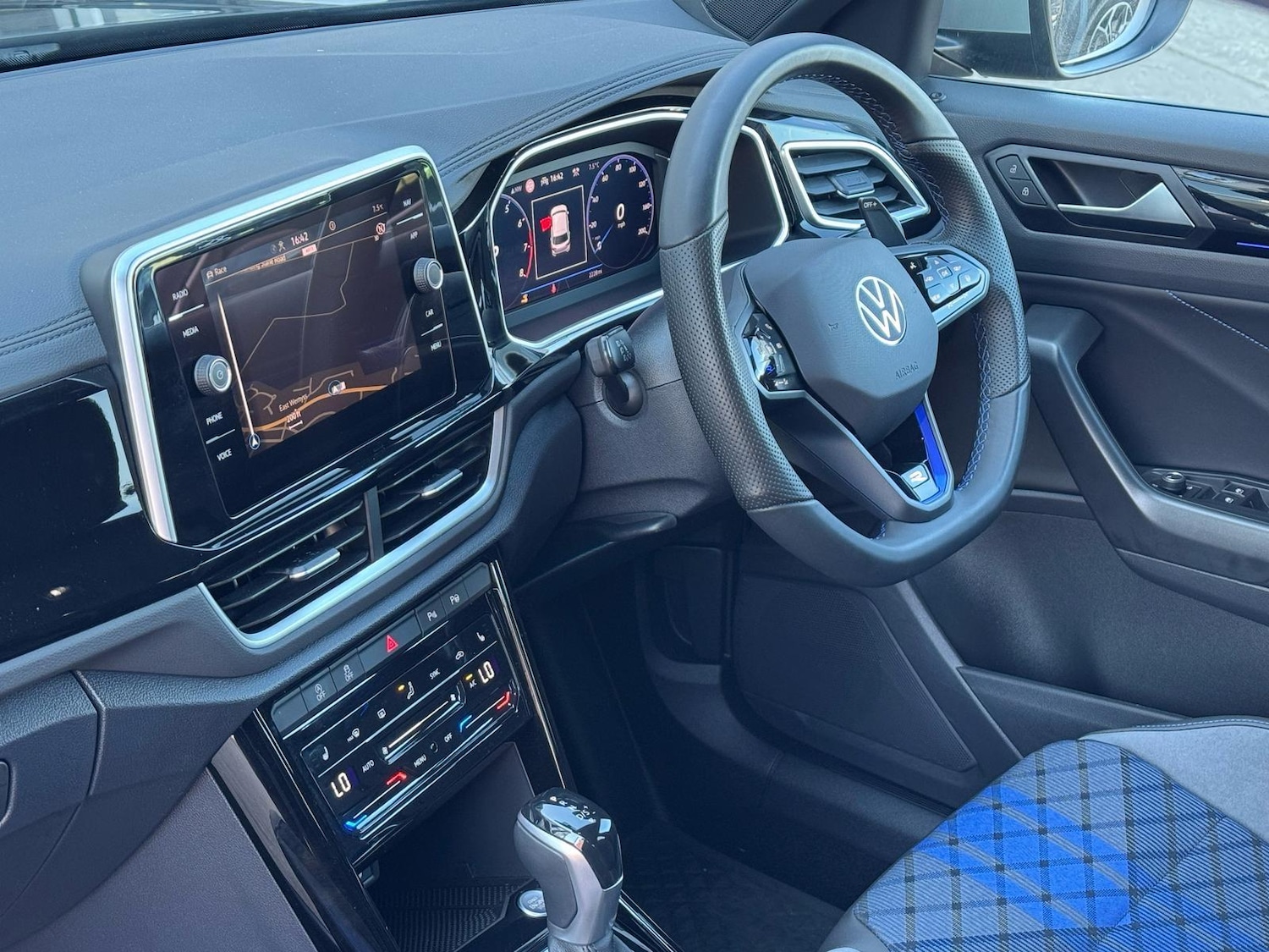 Used Volkswagen T-Roc 2024 for sale - 76647544: Photo 4