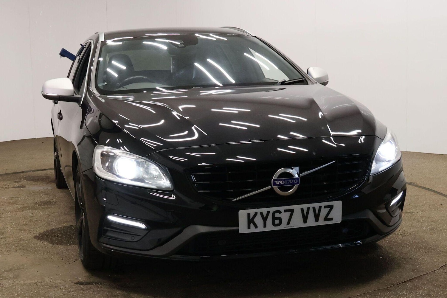 Used Volvo V60 2017 for sale - 76512273: Photo 1
