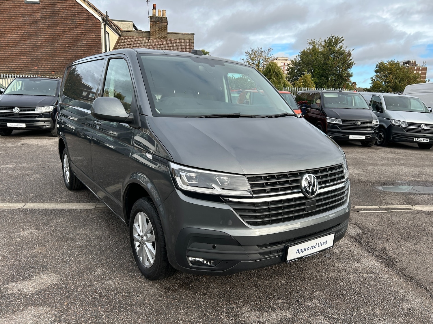 Used Volkswagen Transporter 2024 for sale - 76402283: Photo 1
