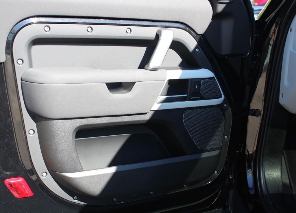 Used Land Rover Defender 2022 for sale - 77621054: Photo 17