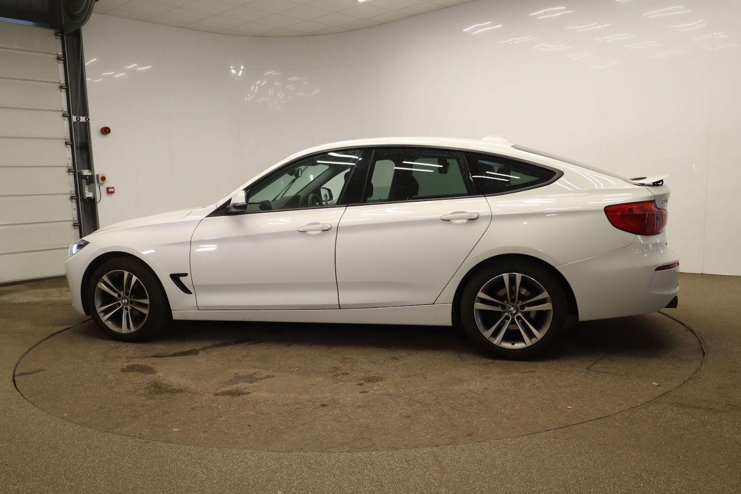 Used BMW 3 Series Gran Turismo 2017 for sale - 76108847: Photo 2