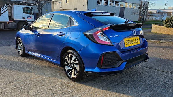 Used Honda Civic 2018 for sale - 69904995: Photo 5