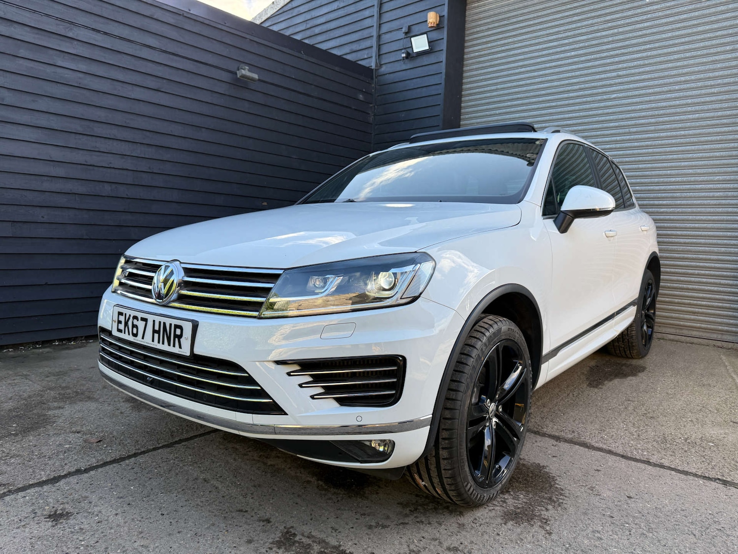 Used Volkswagen Touareg 2017 for sale - 76302977: Photo 1