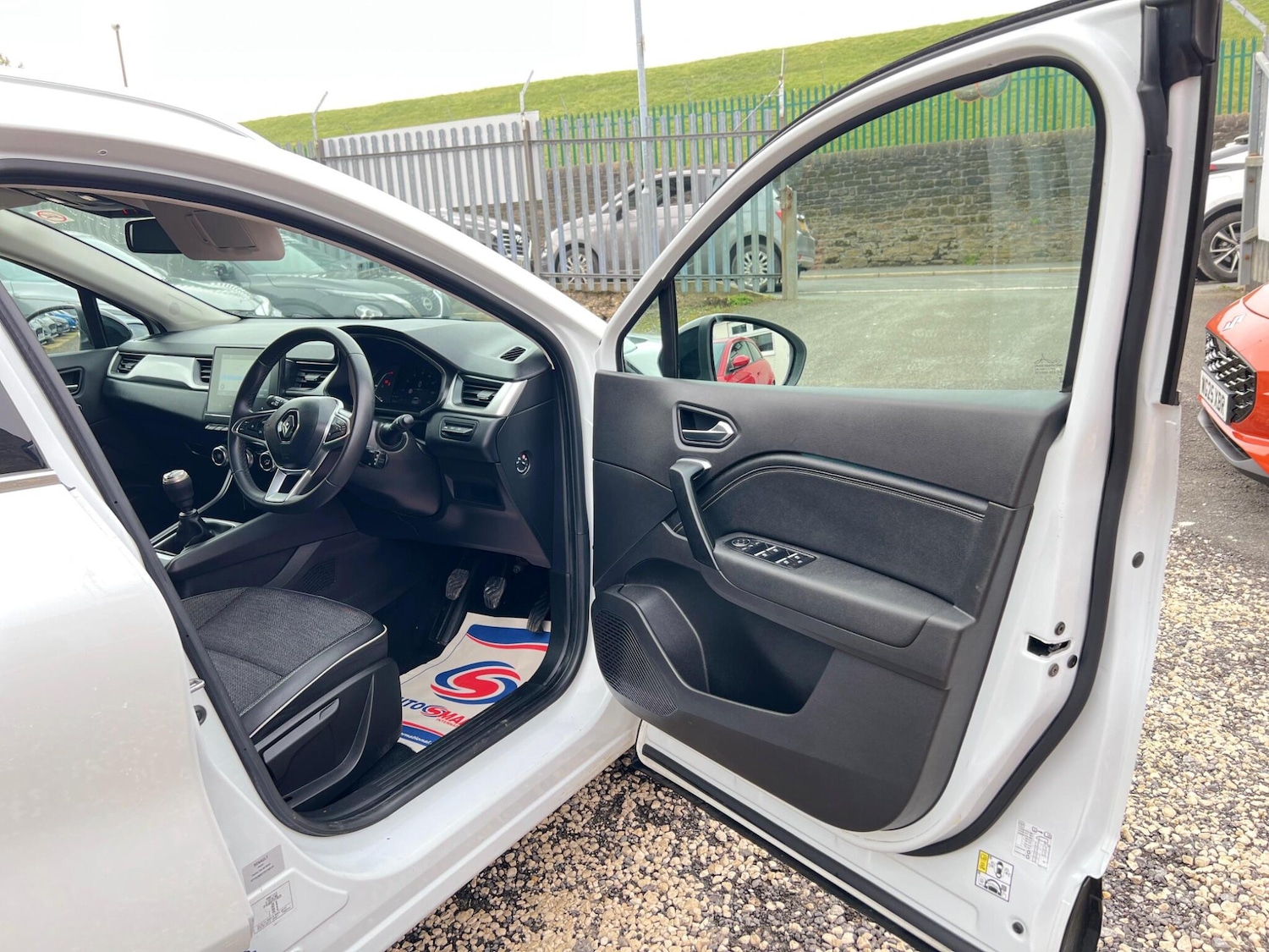 Used Renault Captur for sale - 77853614: Photo 31