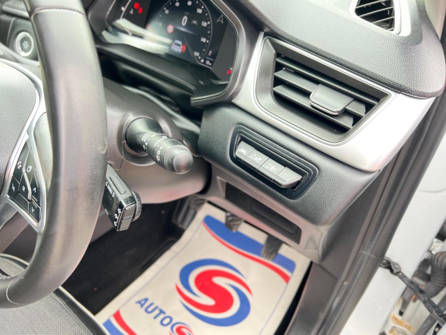 Used Renault Captur for sale - 77853614: Photo 53