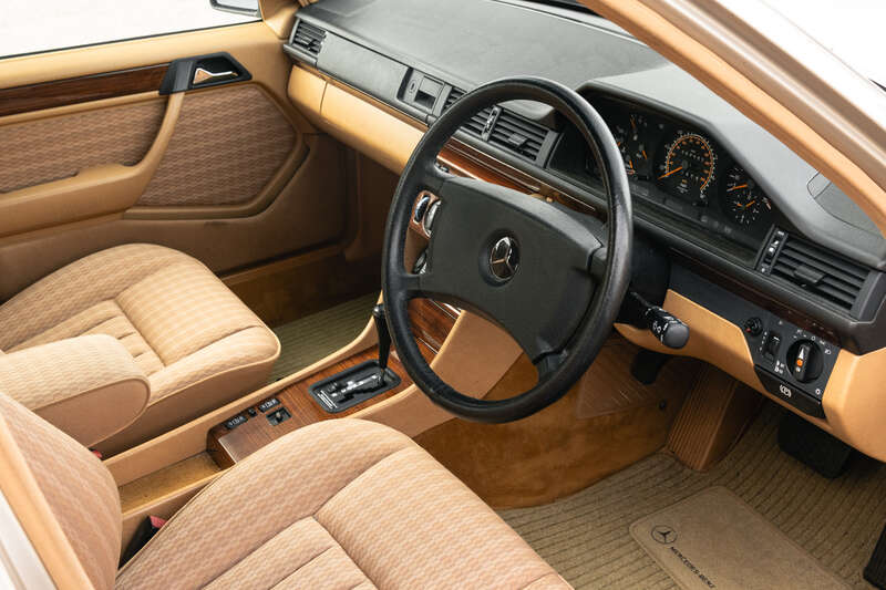 Used Mercedes-Benz 260 1990 for sale - 76285184: Photo 2