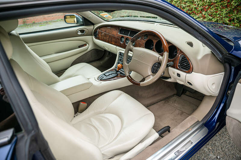 Used Jaguar XKR 2002 for sale - 76099762: Photo 2