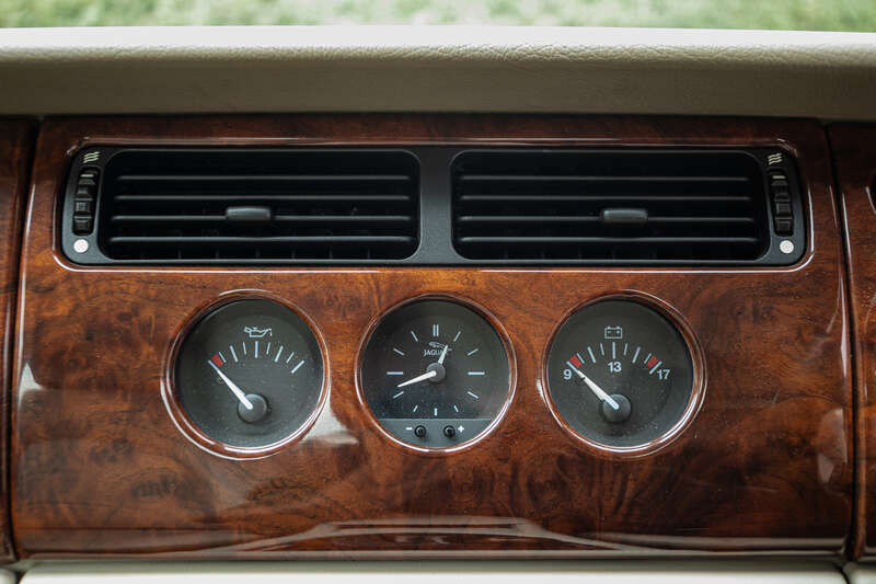 Used Jaguar XKR 2002 for sale - 76099762: Photo 25