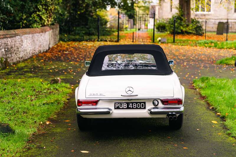 Used Mercedes-Benz 230 SL 2021 for sale - 76350311: Photo 16