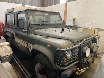 Land Rover - Defender 90