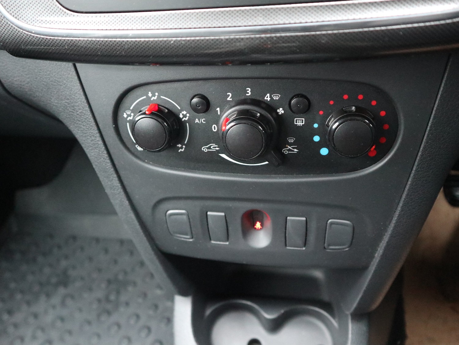 Used Dacia Sandero Stepway 2018 for sale - 77148603: Photo 11