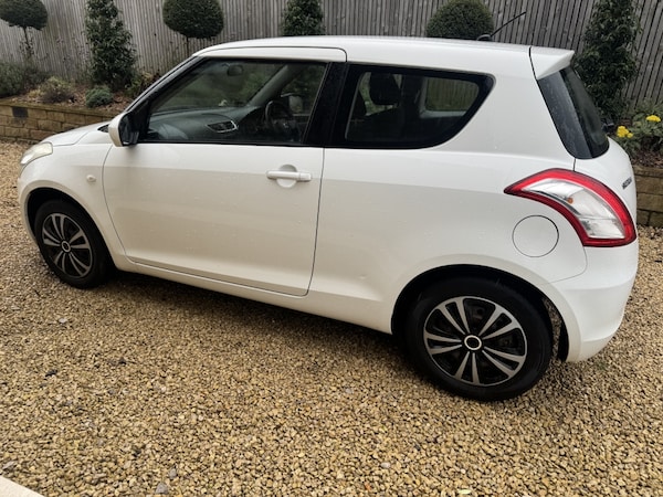 Used Suzuki Swift 2011 for sale - 76316726: Photo 2