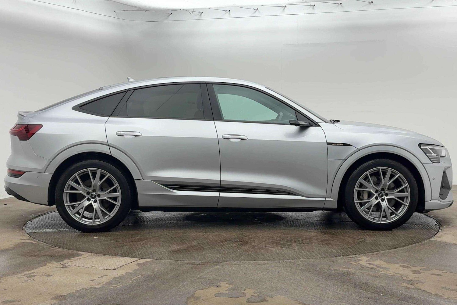 Used Audi e-tron 2020 for sale - 77000329: Photo 2