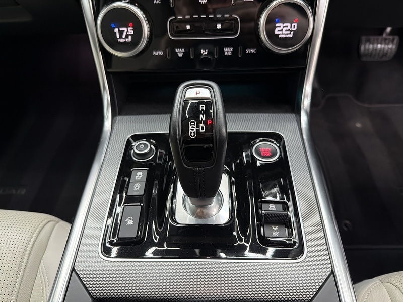 Used Jaguar XE 2020 for sale - 76707319: Photo 27